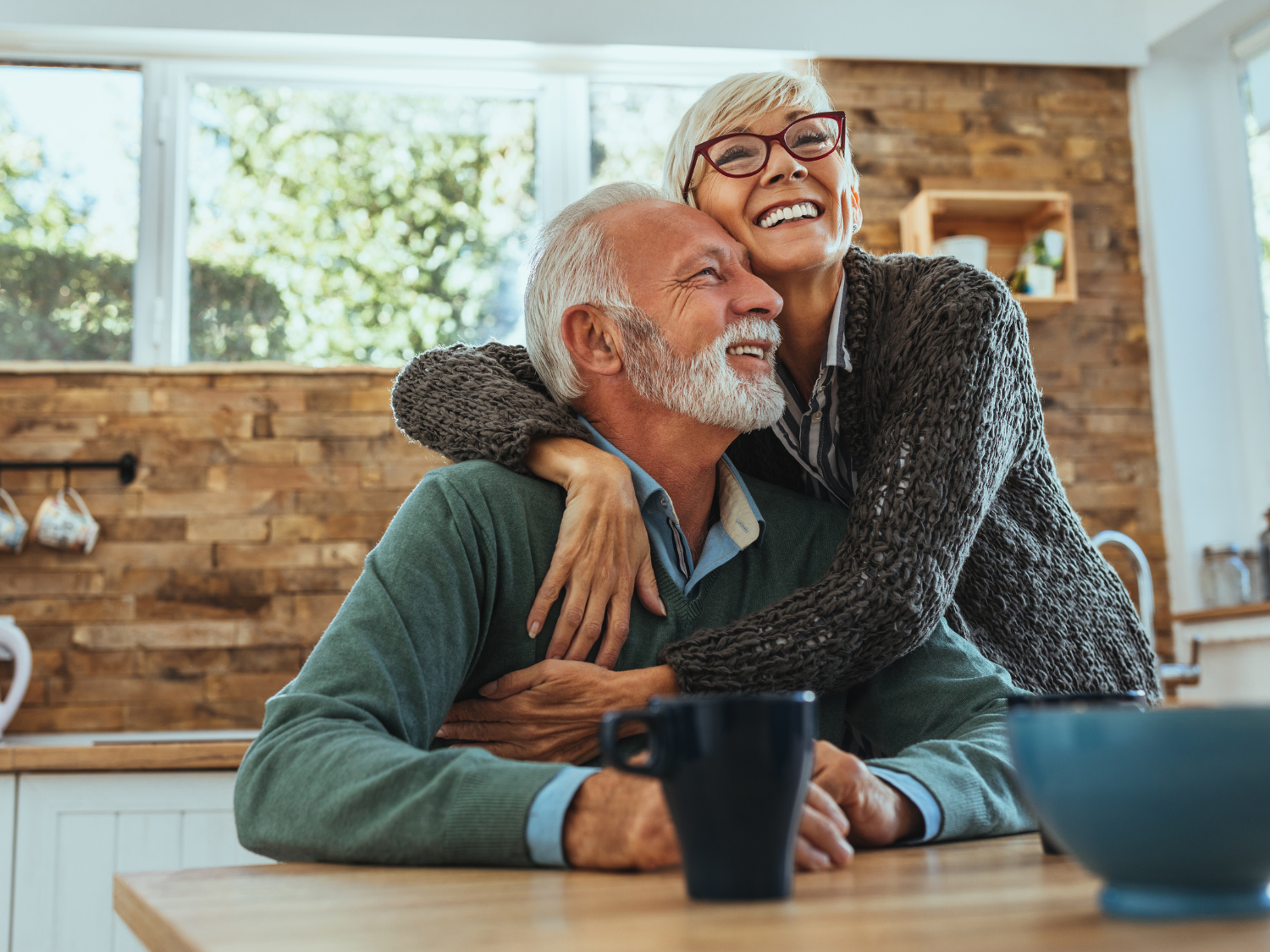 Пара обнимается