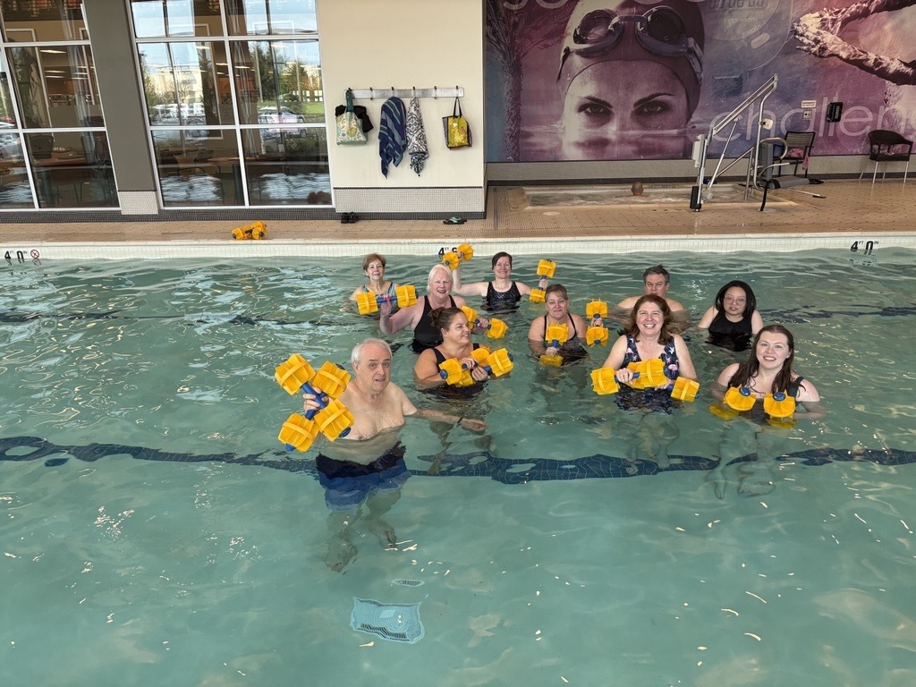 Entrenamiento del equipo de Providence Health Plan "The Heart Throbs" en la piscina.
