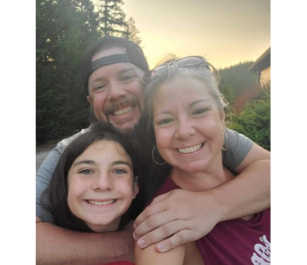 JT (Jonathan Taylor) abrazando a la familia sonriente.