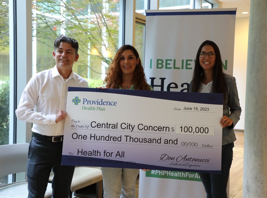 Providence Health Plan, Central City Concern에 수표 수여