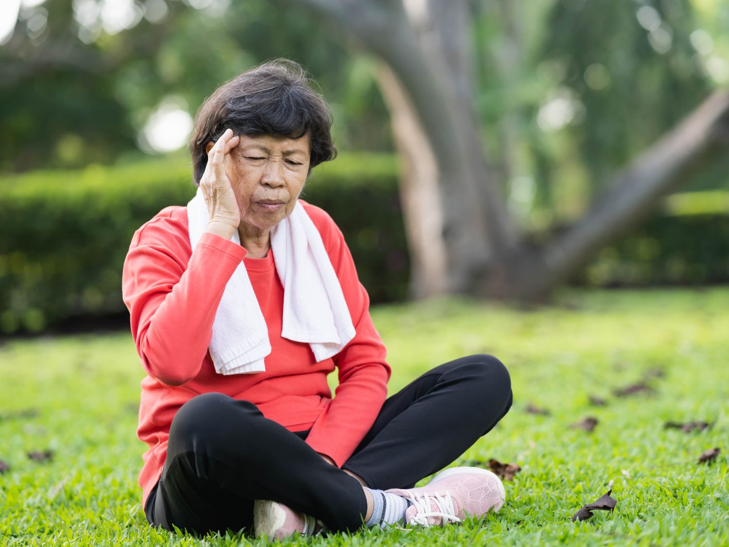 Một người đang lấy tay ôm đầu
